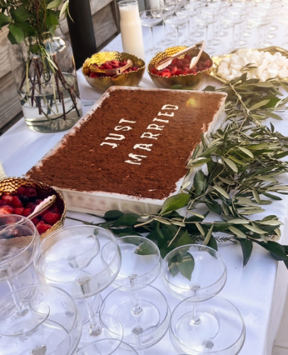 Tiramisu svadobna torta v mise